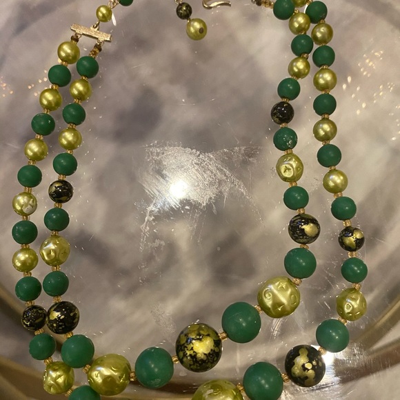 Vintage necklace with green balls. - Picture 4 of 8